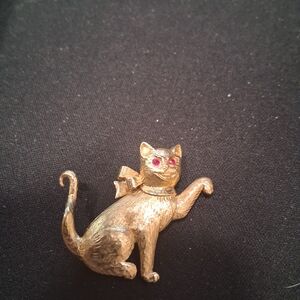 Charming Gold Cat Brooch with Pink Eyes
